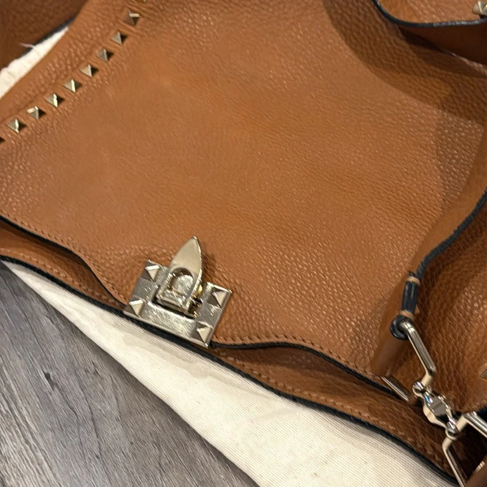 Valentino Garavani ROCKSTUD CALFSKIN HOBO BAG Light Cuir Tobacco Brown Crossbody - Picture 15 of 16